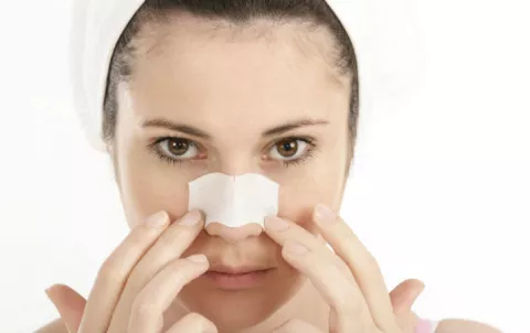 ¿Cómo elimino los puntos negros del rostro?