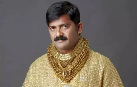 Asesinan al millonario famoso por la camisa de oro más cara del mundo