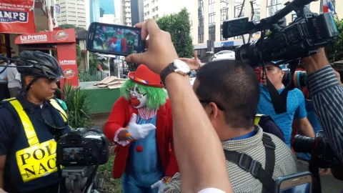 Un payaso genera polémica en concentración sobre sexualidad