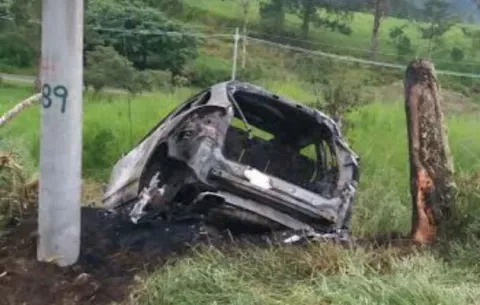 Encuentran auto Porsche incendiado en Volcán