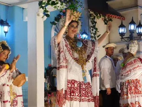 Coronan a nueva reina del Festival Nacional de la Pollera