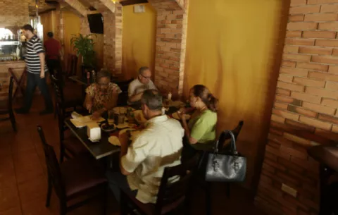 Dueños de restaurantes preocupados por alza de los alimentos