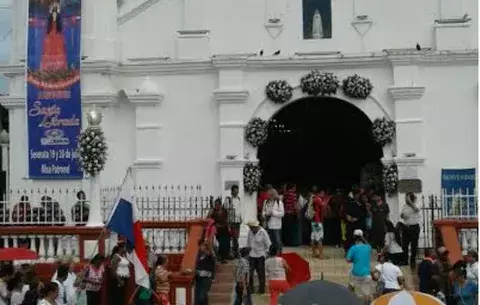 Rinden honor a Santa Librada con peregrinación; docentes visten de blanco