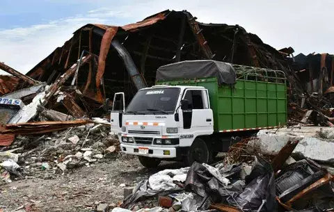 Por presión inician remoción de escombros en edificio quemado