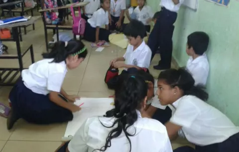 Alumnos deben hacer sus trabajos de laboratorios en el piso