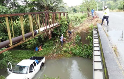 Se cayó del puente en Villa Alondra, Colón
