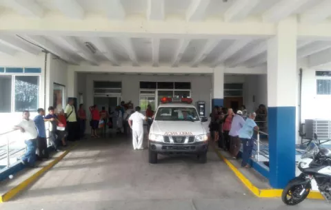 Mujer que se lanzó de un camión, muere en el hospital 