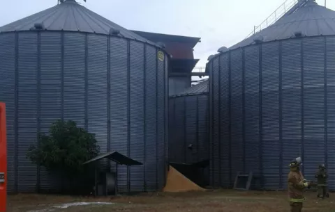 Impiden que se queme silo de arroz en Remedios