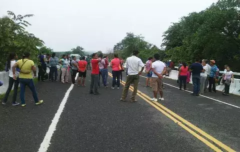 Padres de familia apoyan a docentes con cierres en Soná