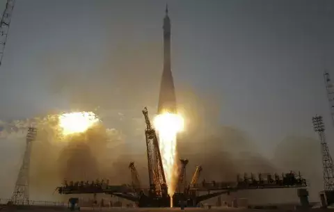 Tres astronautas despegan en una nueva nave Soyuz