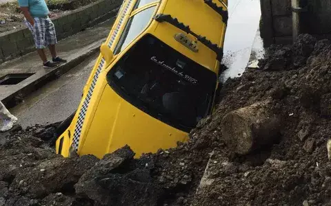 Taxi cae en un enorme hueco debajo del puente de Las Mañanitas