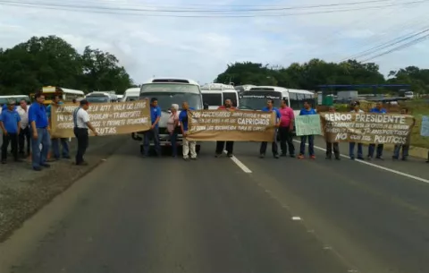 Transportistas de las rutas de Santiago cierran la vía Interamericana 