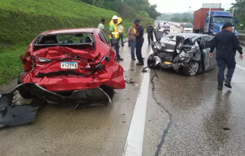 Mueren dos universitarias en accidente; hay sobrevivientes  