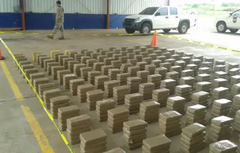Decomisan 800 paquetes de presunta cocaína, hay tres hombres detenidos