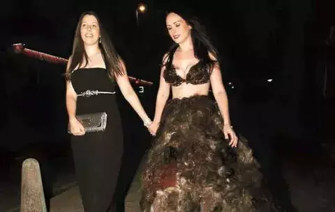 Diseñadora británica confecciona vestido con vello púbico  
