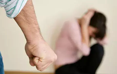Mujer mata a su marido aplastándole los testículos 