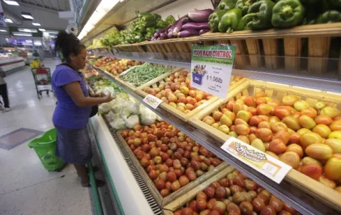 Consumidores: la codicia  establece el precio de los alimentos en el mercado