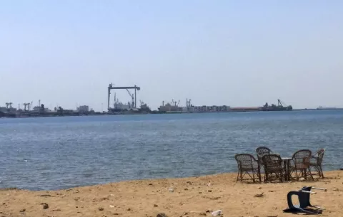 Canal de Suez no cumple expectativas 1 año después de apertura de nuevo tramo