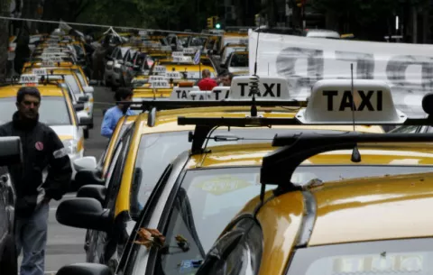 Taxistas de Costa Rica protestan en las calles contra del servicio Uber