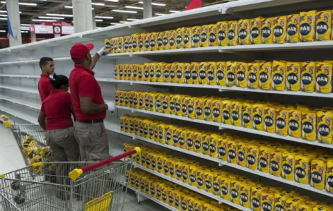 Venezolanos pagan a revendedores unas 20 veces más por productos escasos