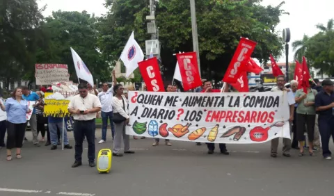 Trabajadores no pueden con el alto costo de la  vida  