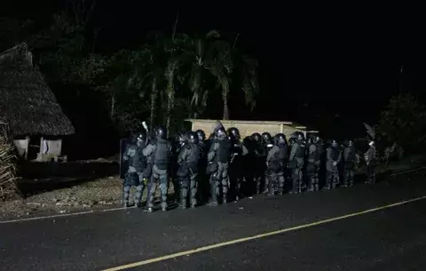 Policías siguen apostados 24 horas frente a la comunidad de Gualaquita