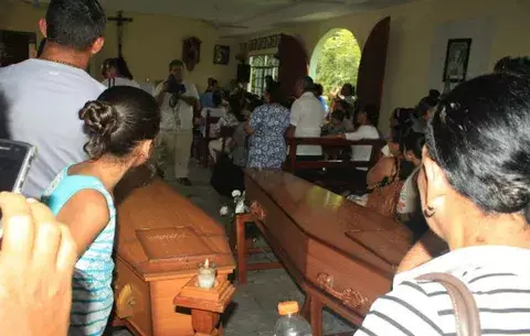 Familiares de abuelitos exigen justicia durante honras fúnebres