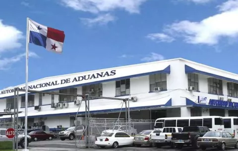 Autoridad de Aduanas de Panamá destruye miles de cosméticos de contrabando