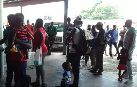 Africanos y paquistaníes varados en la frontera entre Panamá y Costa Rica