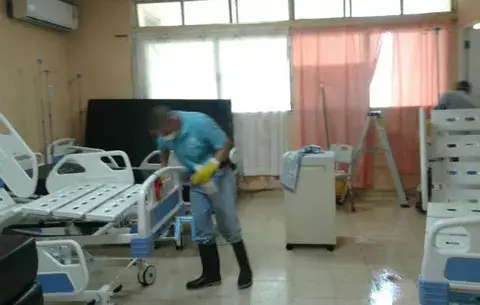 Aguas servidas inundan dos cuartos del Hospital Anita Moreno