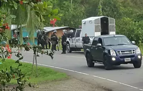 Armas blancas, botellas y gasolina para bombas "Molotov" decomisan en Gualaquita   