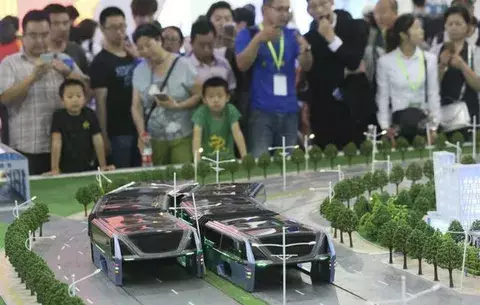 Debuta en China un autobús-túnel capaz de pasar por encima de los atascos