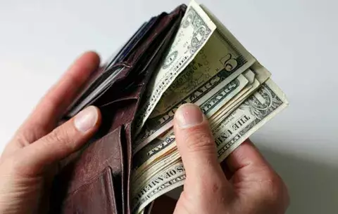 Hombre devuelve billetera con 3,400 dólares