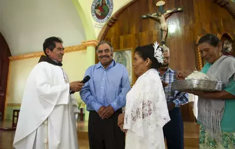 Pareja tiene boda religiosa tras décadas de espera en México 