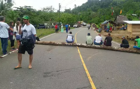 Indígenas cierran vías por segundo día en Bocas del Toro