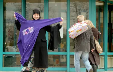 Burkinis enfrentan veto en Francia mientras crece la tensión 