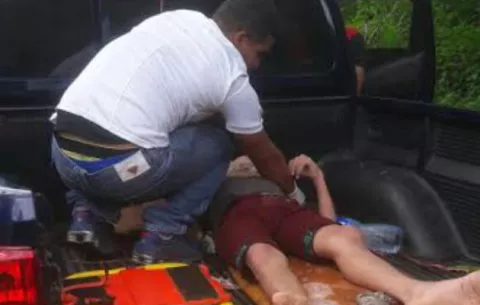 Auto cae a río Caña Blanca y deja cinco heridos