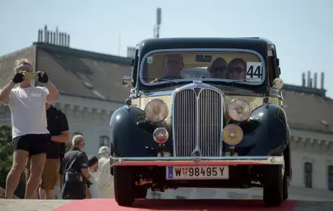 Cerca de 300 coches de hasta un siglo de vida circulan hoy por Viena