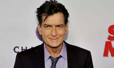 Charlie Sheen invita a otros famosos a revelar si tienen VIH