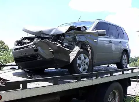 Chocan de frente camión y camioneta cerca del puente sobre río Changuinola