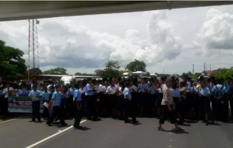 Colegio Mariano Prados en Natá cierra los 4 carriles de la vía Interamericana