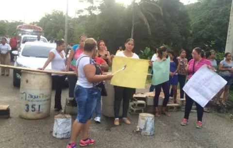 Paralizan las clases en escuela de Colón; piden el cambio de la directora