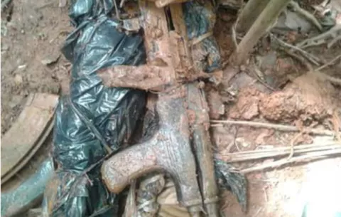 Hallan armas de guerra Ak-47 en Colón 