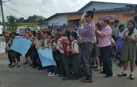 Escuela en Colón tiene un mes sin agua, estudiantes salen a las calles