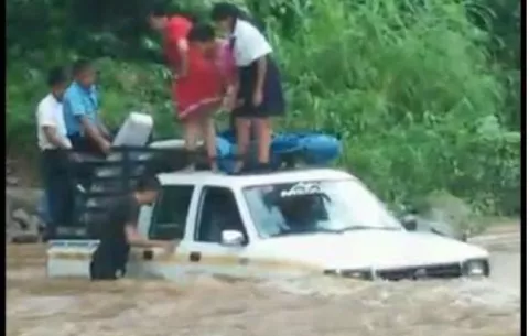 Casi se los traga un río por cruzar la fuerte corriente
