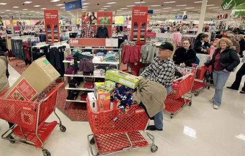 Economía de EEUU sigue débil en segundo trimestre, pese al avance del consumo