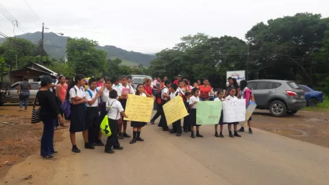 Cierran vía en El Copé por pésimo estado de sanitarios en escuela