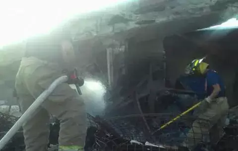 Controlan emanación de humo del almacén incendiado en Santiago
