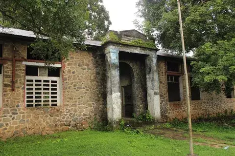 Mesanos intentan rescatar estructuras de antigua Escuela de Piedra