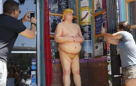 Surgen estatuas de Trump desnudo en ciudades de EE.UU. 